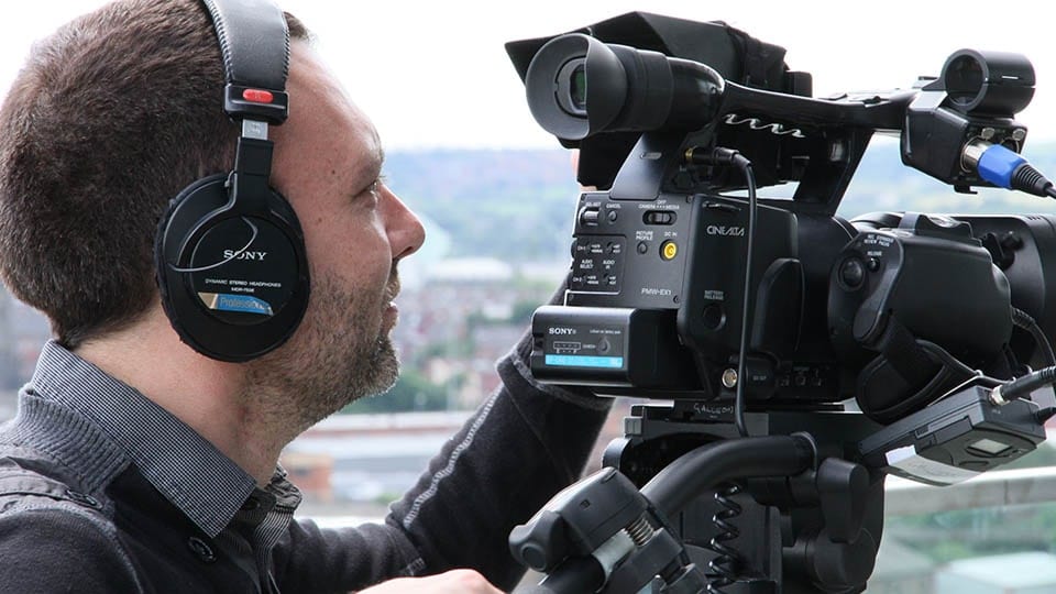 10 Things You Need To Be A Successful Camera Operator (And 5 You Don’t!) 1 how to be camera operator min