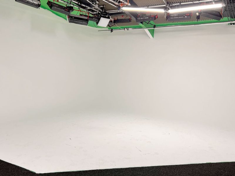 White screen infinity curve